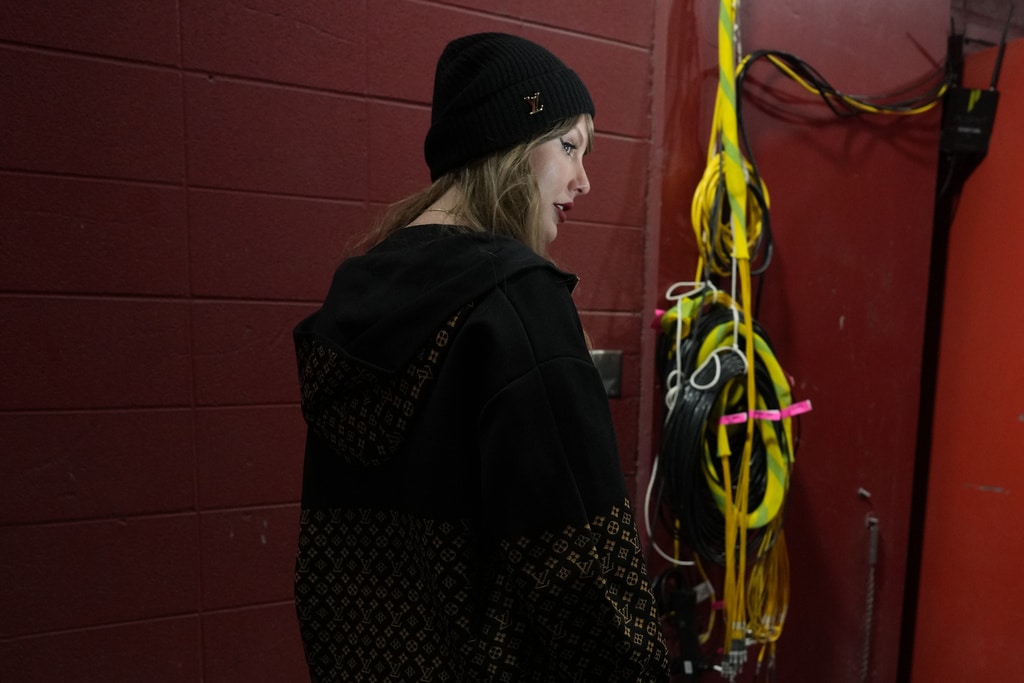 Taylor Swift arrives for AFC title game, hoping Travis Kelce and the Chiefs return to the Super Bowl