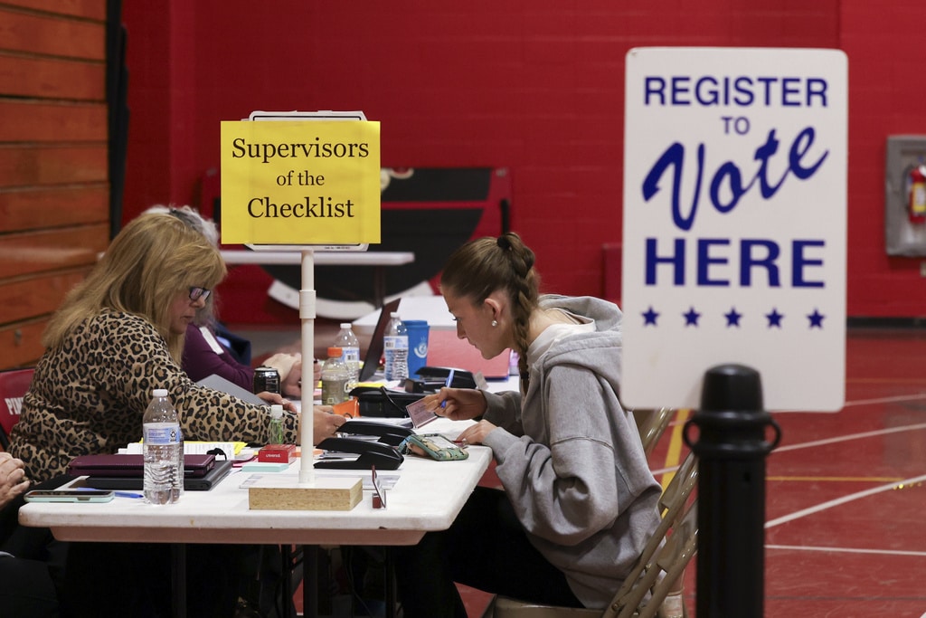 Trump signs order seeking to overhaul US elections