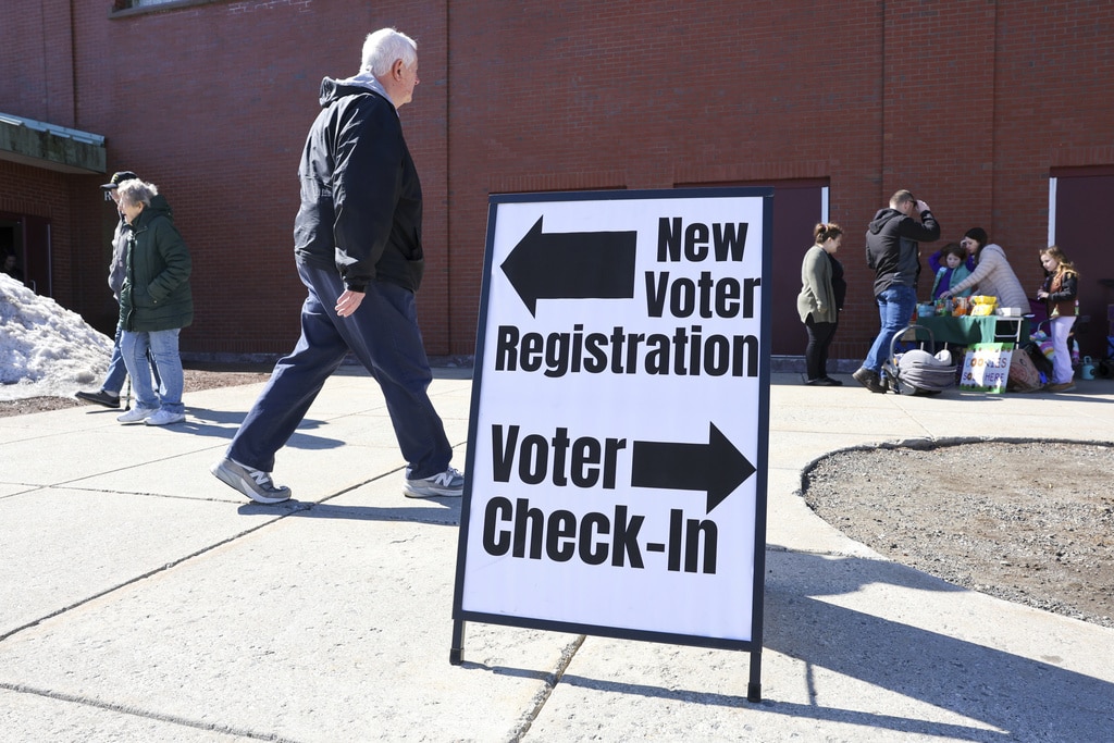 Trump signs order seeking to overhaul US elections