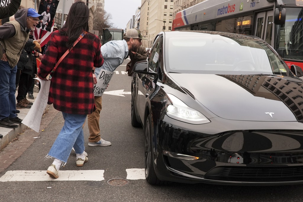 Violent attacks on Tesla dealerships spike as Musk takes prominent role in Trump White House