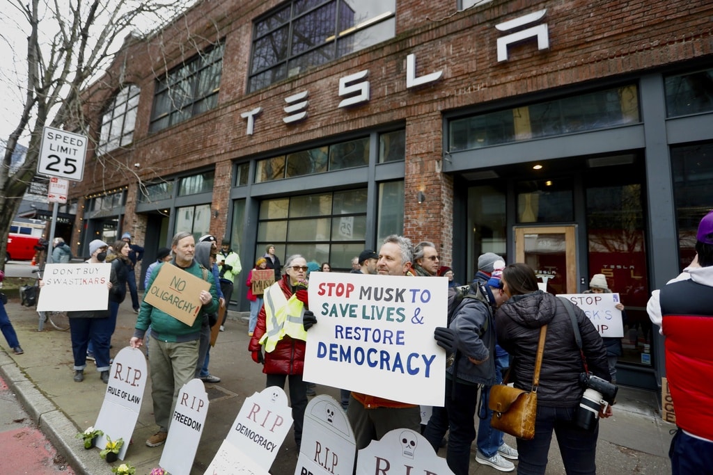 Violent attacks on Tesla dealerships spike as Musk takes prominent role in Trump White House