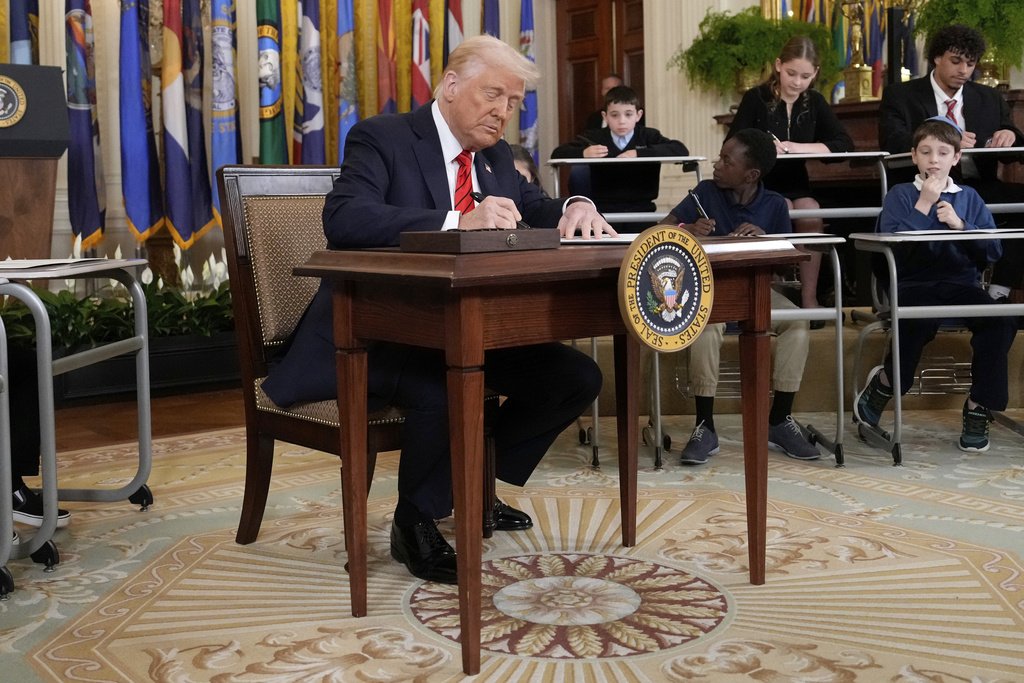 Trump orders a plan to dismantle the Education Department