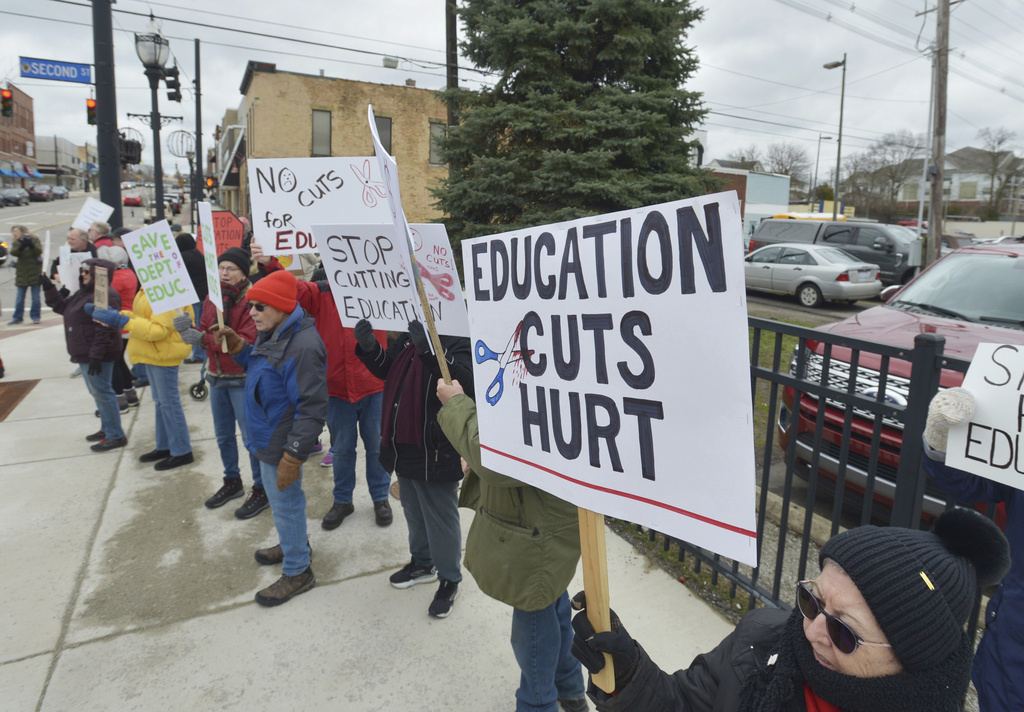 Trump orders a plan to dismantle the Education Department